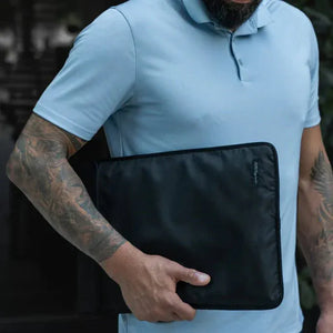 Man holding black laptop sleeve, DSC06990