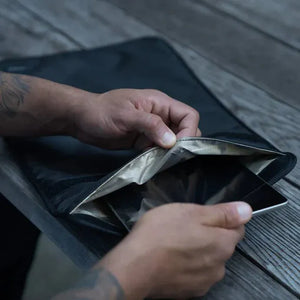 Person opening black pouch - DSC07002