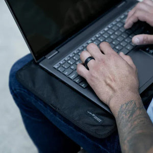 Man using laptop on lap, DSC07017