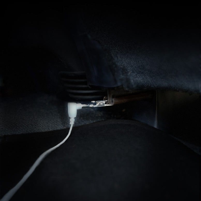 EAAPMJGIQM - electrical connector plugged into device