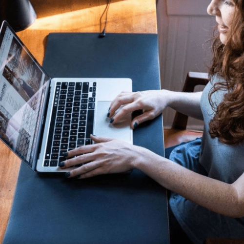 Woman working on laptop, EAZDGVM4EV