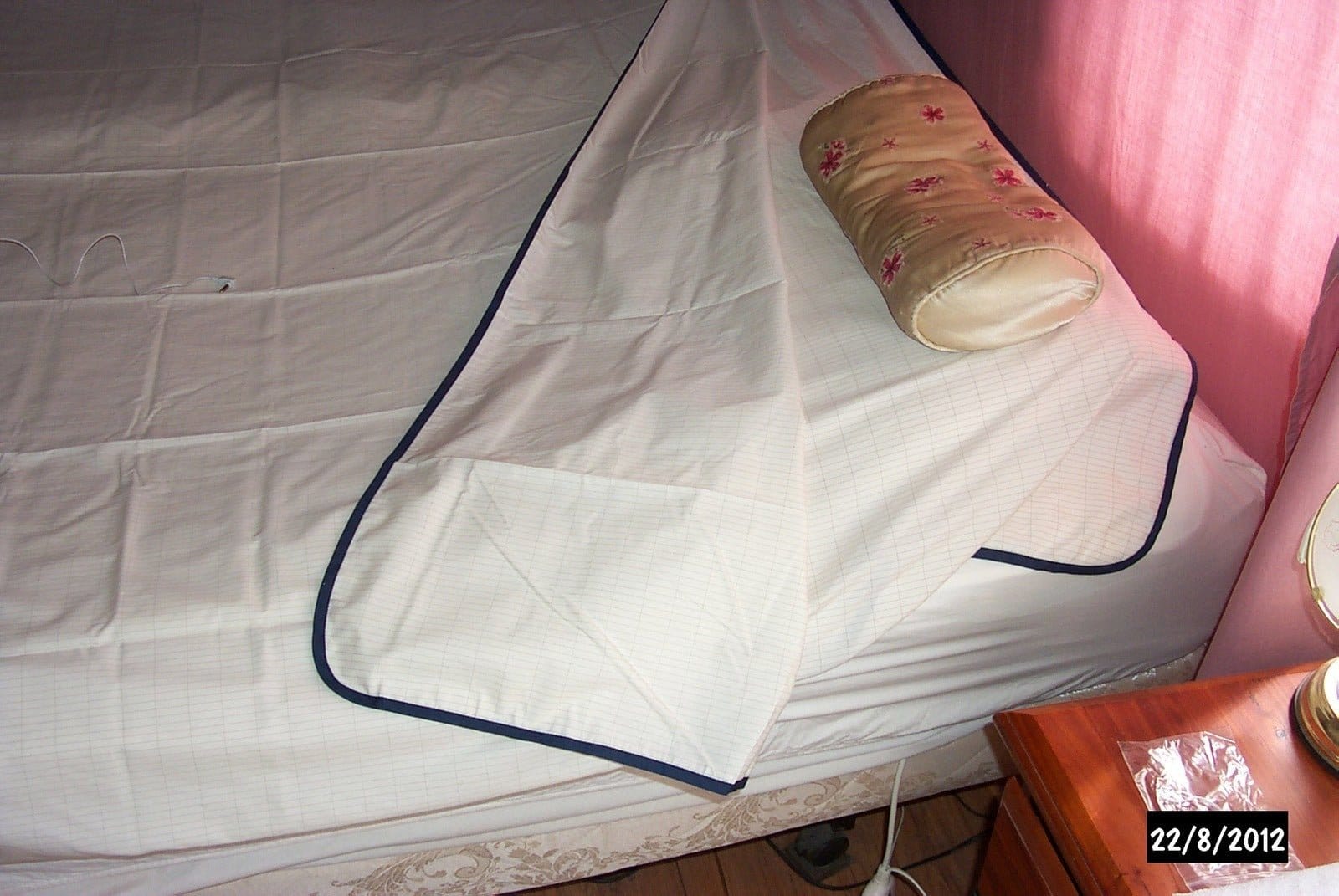 Bed with white sheets and decorative pillow (GO4LDPYQHY)