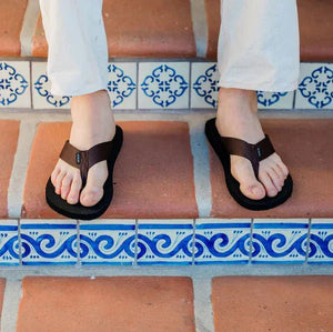 Men's brown grounding sandals, lifestyle view