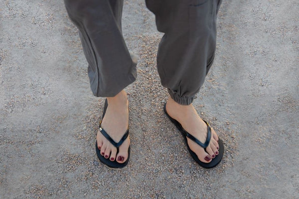 Women's Black Grounding Thongs